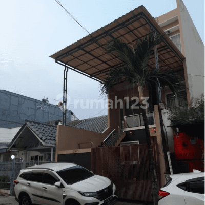 Rumah Cantik 3 Lantai Di Perumahan Taman Surya, Jakarta Barat 1