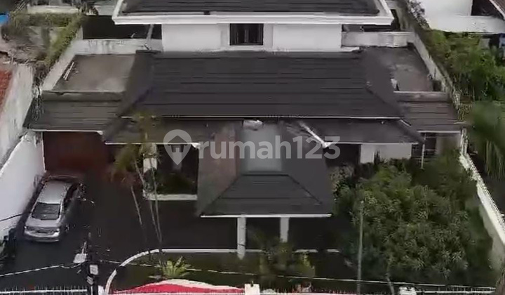 House in Kemang, South Jakarta, Strategic Location and Freehold Title