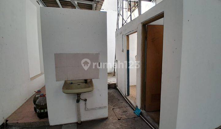 Disewakan Gedung Ex Showroom Mobil di Jl Mangga Besar Raya Jakarta Barat 3