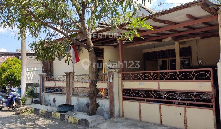 tampak depan rumah siap digunakan di daerah