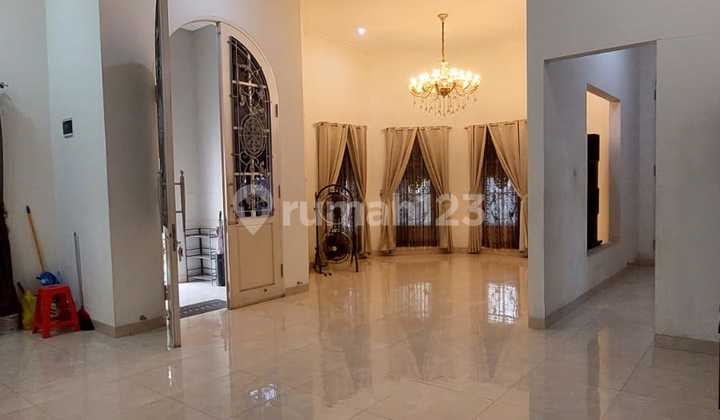 Jual rumah mewah dengan kolam renang di Antapani