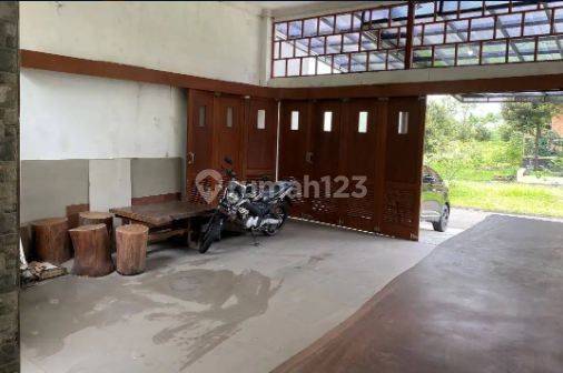 garasi/carport dijual rumah 1 lantai, halaman