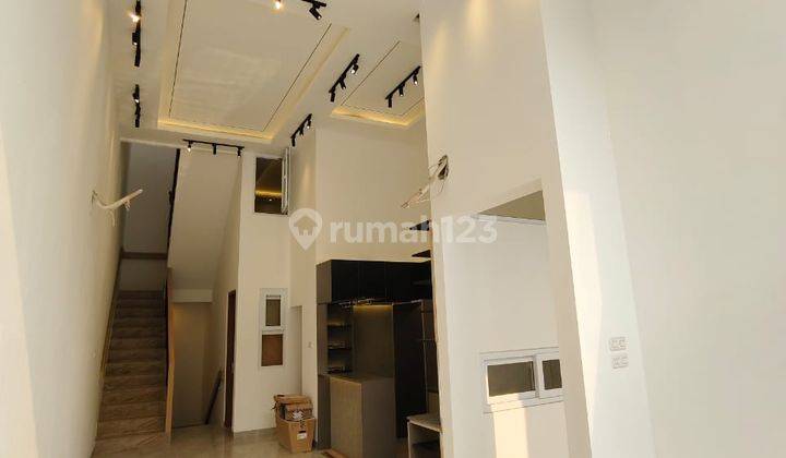 Rumah 4 Lantai Bagus Semi Furnished SHM di Rumah Muara Karang 2