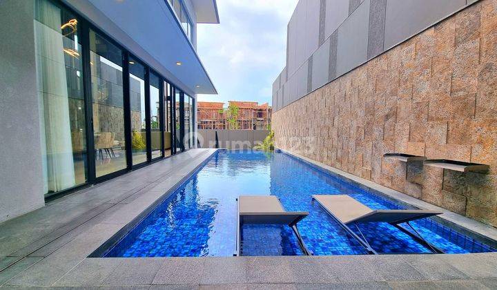 Rumah Mewah 3 Lantai Fully Furnished Swimming Pool di Cluster Premium Nava Park di Bsd, Tangerang 1