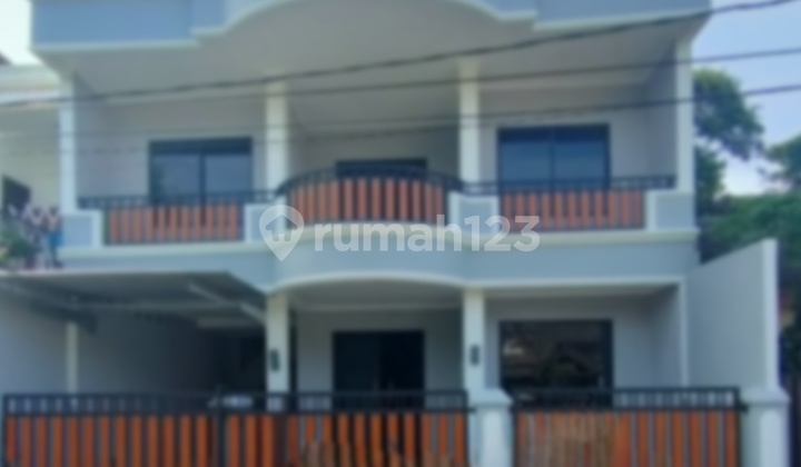 DI JUAL SIAP HUNI TIGA LANTAI HARGA BAGUS BSD Griya Loka, Tangerang DEKAT TOL 