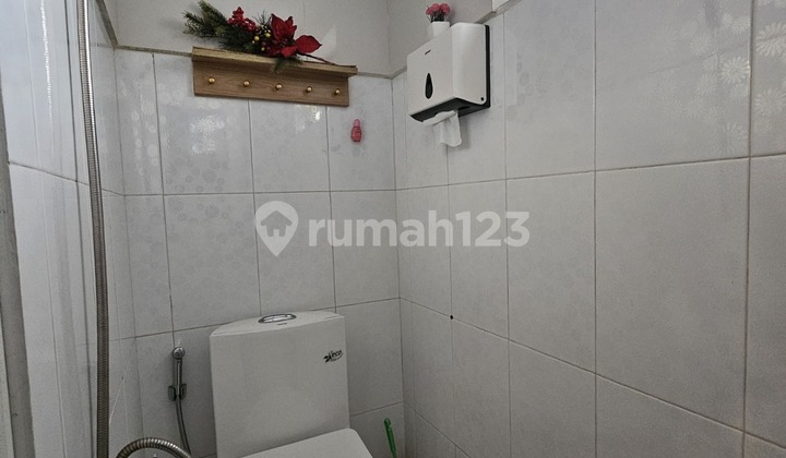 For sale, semi-furnished and well-maintained HOEK house in BSD The Green, Tangerang. LOCATION NEAR HIGHWAY AND STATION. 2