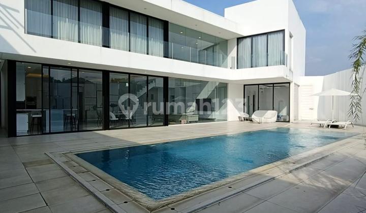 FOR SALE LUXURY WHITE NUANCE HOUSE WITH POOL BSD Bukit Golf, Tangerang 2