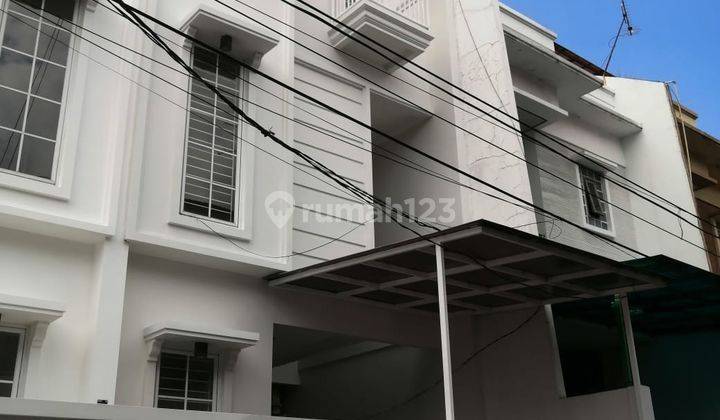 Disewakan Rumah Bagus 3 Lantai di Jl. Dahlia 4+1 Br, Lt 5x18 M2, Tomang Jakarta Barat 1