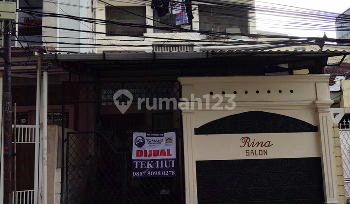 Jual Cepat Rumah 3 lantai Depan Jalan , Cocok untuk usaha, Bebas banjir, SHM, bebas banjir di Tomang, Jakarta Barat