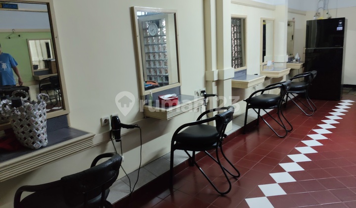 Quick Sale: 3-Story Road-Front House, Ideal for Business, Flood-Free, SHM, Flood-Free in Tomang, West Jakarta 2