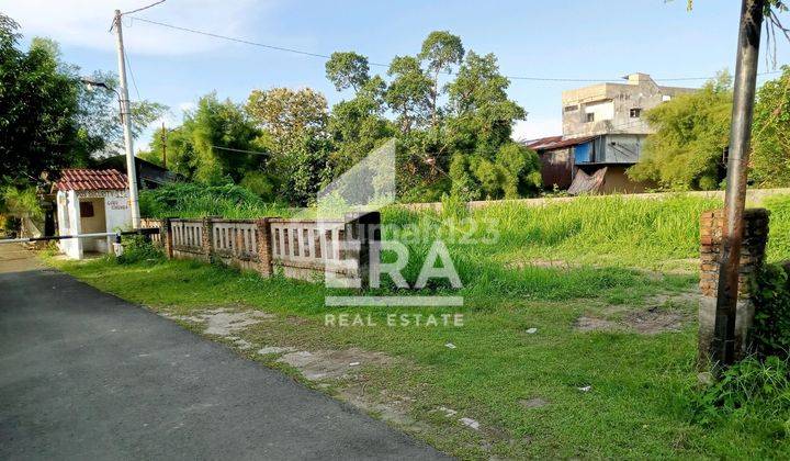 lokasi berada di lingkungan elite dgn rata2 kavling tanah yg luas 2