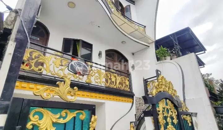 A 3-Bedroom Luxury Classic House for Sale at an Attractive Price - Cipondoh