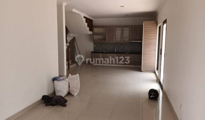 P Thm Dijual Rumah Hoek 2,5 Lantai di Perumahan Greenville  1