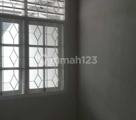 For rent: house in Griya Indah, plot 43, size 6x12, 2 bedrooms.