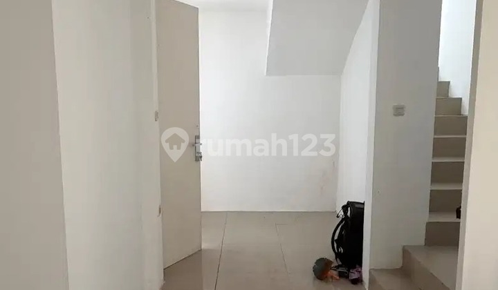 On the 27th, a 10X22 house was rented in Green Court Lake, Cengkareng.