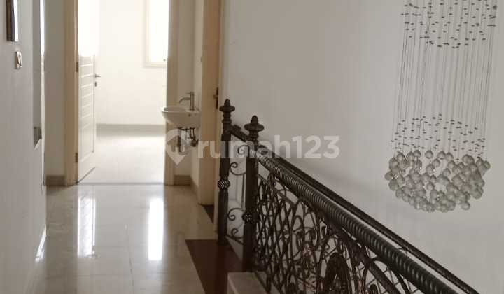 An 17 di Sewa Rumah 3 Lantai Manyar Permai, Pik 1