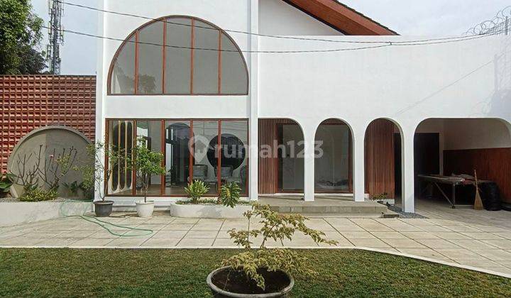 Rumah furnish , kolam renang, bisa utk kafe gegerkalong bandung  1