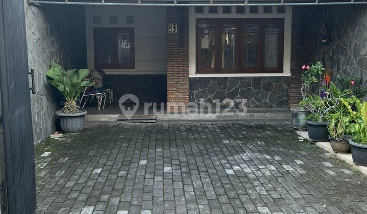 For Sale 1-Storey House in Solo, Pocket-Shaped Land, Serene with Many Trees