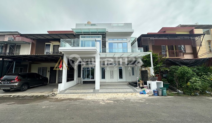 For Sale 3-Story Semi-Furnished House Beverly Batam Centre