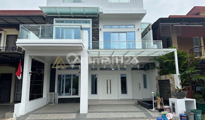 For Sale 3-Story Semi-Furnished House Beverly Batam Centre