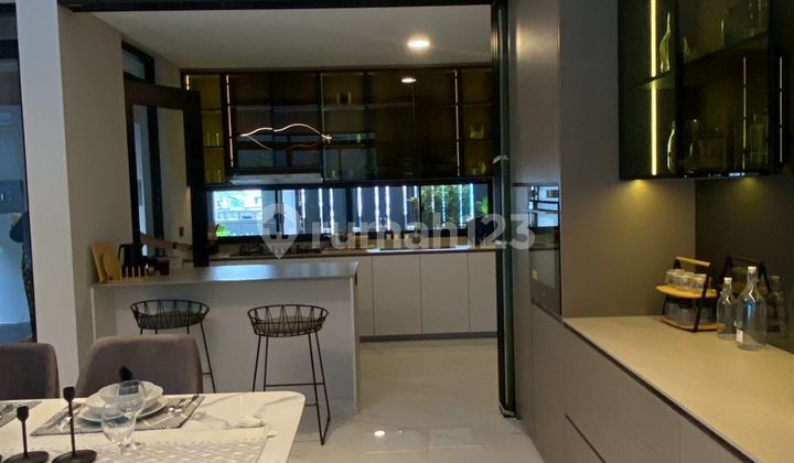 NILAPADMI HOUSE Kota Baru Parahyangan (An Aesthetic Living)  TATAR EKSKLUSIF TERBARU DGN PENINSULA TERBAIK DAN TERAKHIR DI KBP  Spesifikasi Rumah : ° Luas Tanah 290m²  ° Lebar 11.6 x 25  ° Luas Bangunan 265m² ° 2 Lantai ° 4+1 K.Tidur &  4+1 K.Mandi ° Carp 2