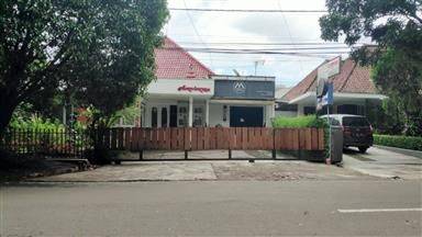 Rumah Investasi Emas Di Kawasan Premium Sayap Dago Strategis Rumah Cocok Untuk Factory Outlet cafe, Restaurant, Guest House, Skin Care .....investasi Emas di Lokasi Premium Kota Bandung Dekat Ke Jalan Utama Dago Bandung. Saat Ini Rumah Disewakan Untuk Bar 1