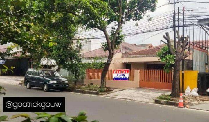 Rumah super strategis yang bisa dipakai untuk tinggal dan usaha. 1