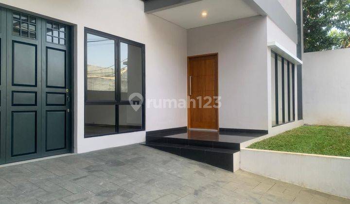 Disewa Rumah Mewah 100% baru di Jalan
CIPAGANTI 1