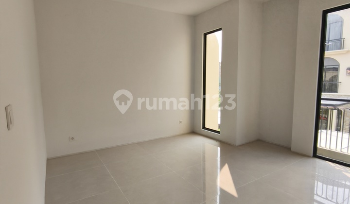 For Sale West Jakarta Favorite Luxury House Ready to Live Rare Near Airport Toll KPR Available Many Discounts Free Fees