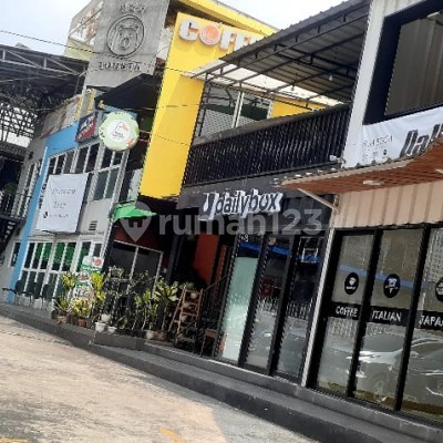 Ruang Usaha food Court di Jl letjen Soepeno 1