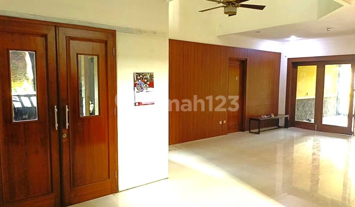 The house has a swimming pool on Cempedak Street, Depok.