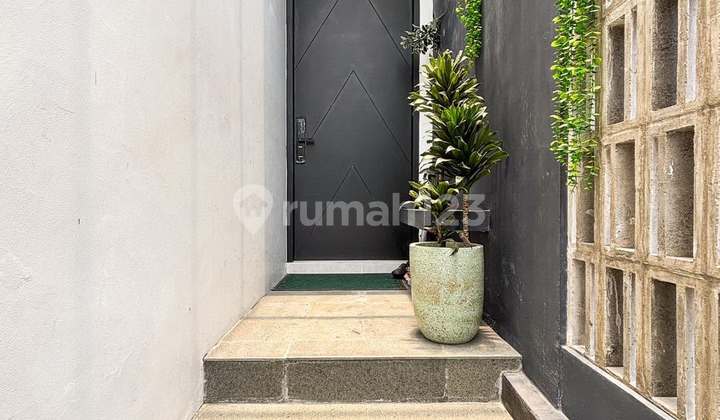 House For Sale - [cilandak]like New, Bangunan 3 Lantai, Sangat Terawat Dan Siap Huni. 2