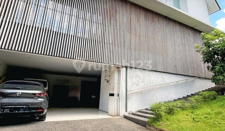 2-Story Building, Suitable for Residence, Gallery, or Beauty Clinic.