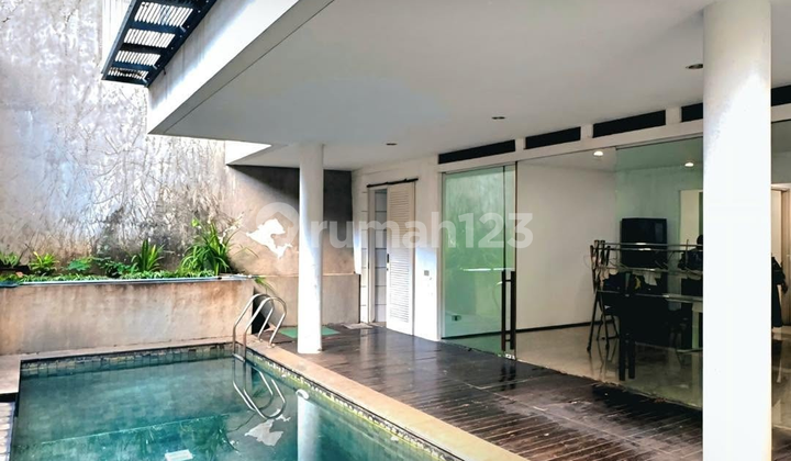 Well-Maintained 3-Story Townhouse Building.