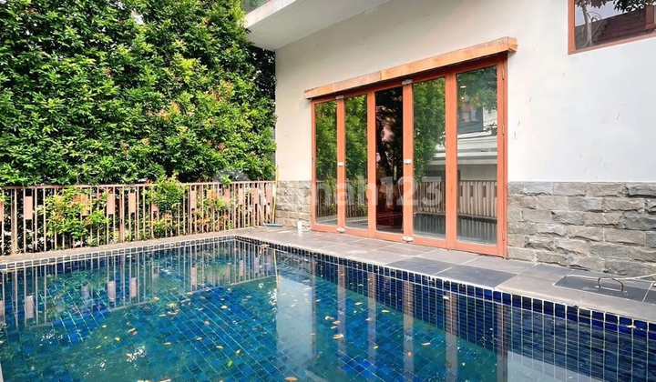 Rumah Modern Dengan Kolam Renang Pribadi, Dalam Townhouse