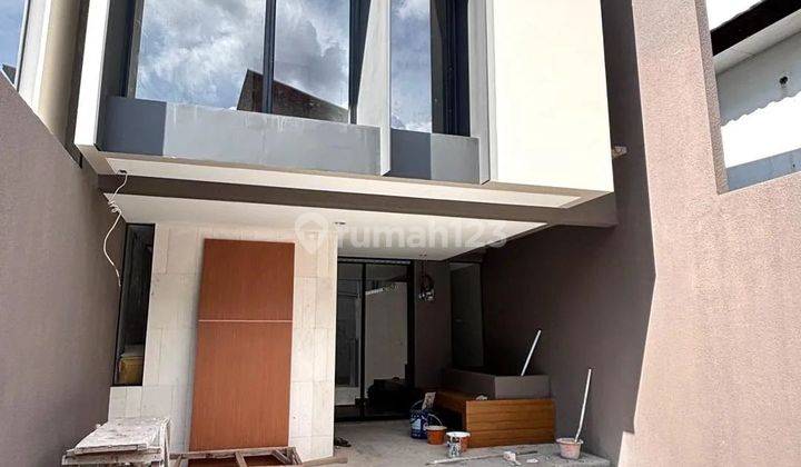 Rumah 4 Kamar Tidur di Kemang Jakarta Sekatan