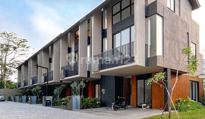 Townhouse Baru, Lokasi Sangat Strategis.