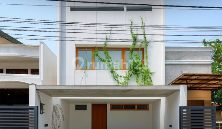 Bangunan 3 Lantai Plus Rooftop Garden, Terawat Dan Siap Huni.