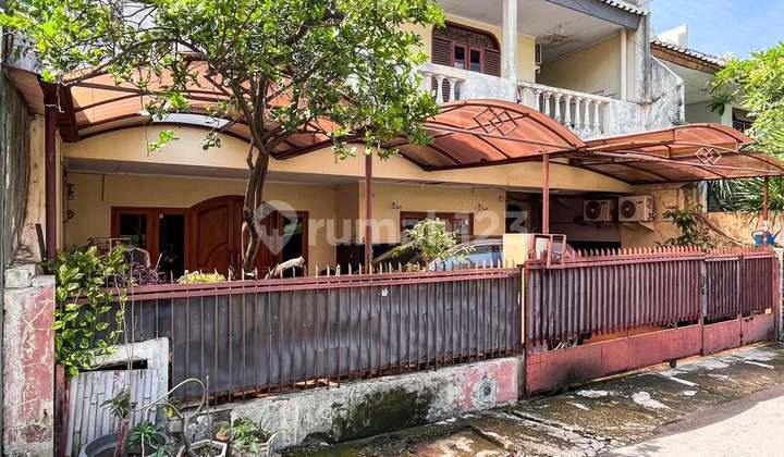 Rumah Dalam Townhouse, Butuh Renovasi, Private Pool.