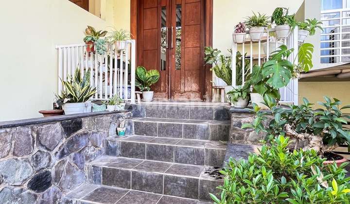 House in Townhouse, 3-Story Well-Maintained Building, Strategic Location. 2