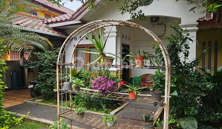 Rumah Terawat Lokasi Strategis di Pinggir Jalan Besar