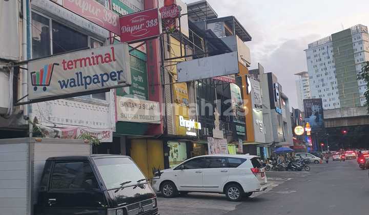 Strategic Shop House for Sale on Boulevard Raya