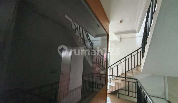 Disewa Ruko Hoek di Lapangan Roos, Tebet