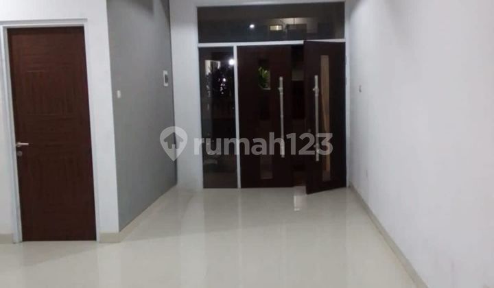 Modern Minimalist 2.5-Story House in Residential Area of Cempaka Putih, Central Jakarta 2