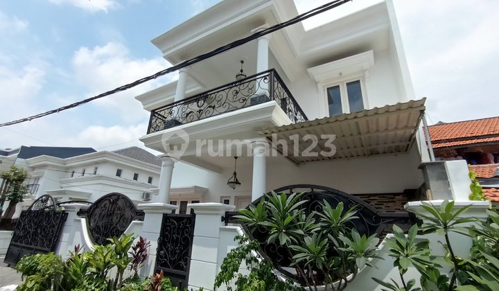Nice Corner Unit 2.5-Storey House in Kemayoran, Central Jakarta Nice Corner Unit 2.5-Storey House in Kemayoran, Central Jakarta