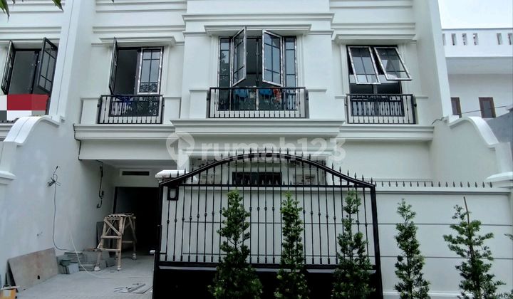 Rumah American Classic Brand New 2 Lantai di Cempaka Putih, Jakarta Pusat 1