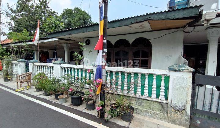 Rumah Lama 1,5 Lantai Hoek Di Cempaka Putih, Jakarta Pusat 1