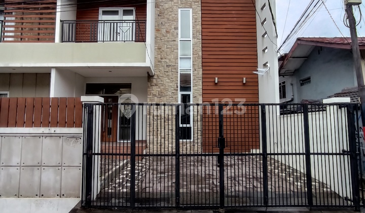 Rumah Modern 2,5 Lantai Siap Huni di Cempaka Putih, Jakarta Pusat