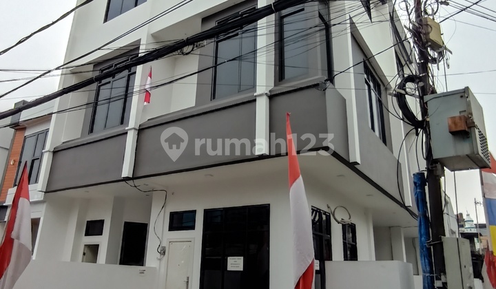 Semi-Shophouse Brand New 3 Floors in Angkasa, Central Jakarta Semi-Shophouse Brand New 3 Floors in Angkasa, Central Jakarta