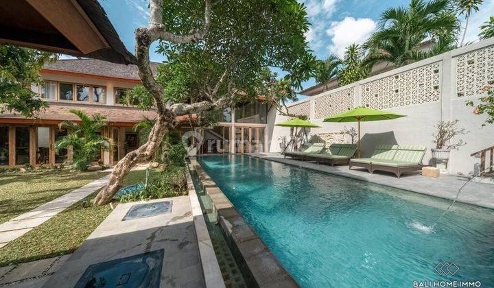 DIJUAL VILLA KELUARGA 4 KAMAR TIDUR YANG LUAS DENGAN TAMAN DI BATU BELIG SEMINYAK - RF4754 2